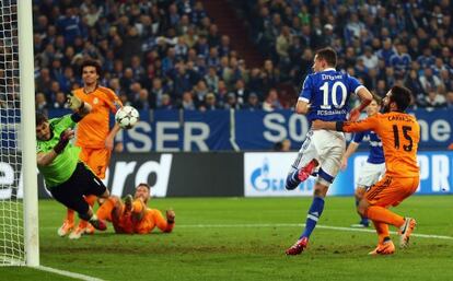 Casillas para un remate a bocajarro de Draxler.