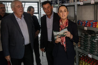 Claudia Sheinbaum, como jefa de Gobierno, y Leonel Efraín Cota Montaño, en la apertura de la primera etapa de las Tiendas DICONSA en la colonia Morelos, en Ciudad de México, el 24 de noviembre 2022