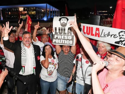 Simpatizantes de Lula comemoram na frente dp STF.