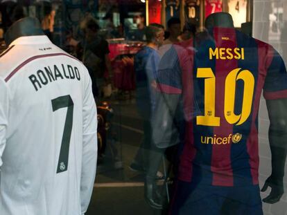 Las camisetas de Cristiano Ronaldo y Messi en una tienda de Madrid antes del clásico.