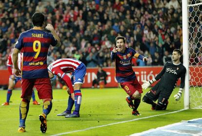 Messi celebra su segundo gol al Sporting.