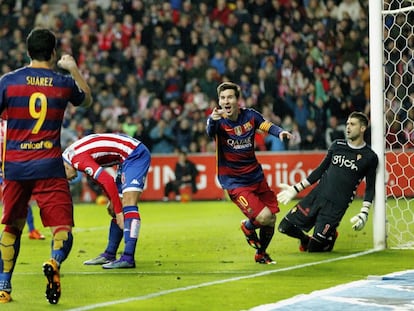 Messi celebra su segundo gol al Sporting.