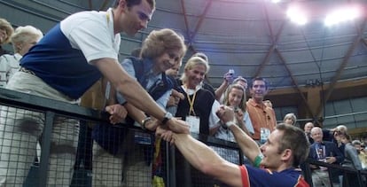 Iñaki Urdangarin, capitan de la selección de balonmano, saluda al Príncipe Felipe, a la Reina y a doña Cristina, que lleva en brazos a su hijo Juan Valentín, en los Juegos de Sidney.