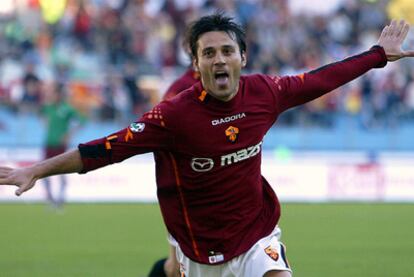 Vincenzo Montella celebra un gol con el Roma en 2003
