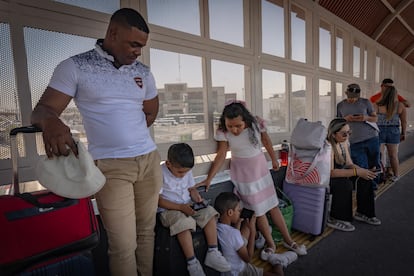 Luis Daniel y su familia esperan en el puente Paso del Norte para cruzar a Estados Unidos. 