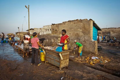 A la serie <i>Los chicos de la matanza</i> pertenece esta foto del ganés Naná Kofi Acquah. Entre las actividades de la bienal destacan exposiciones al aire libre en el Parque Nacional de Malí.