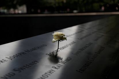 Una rosa colocada sobre el nombre de una de las víctimas del Monumento Nacional del 11-S, dos días antes del 19º aniversario de los ataques, en Manhattan (Nueva York).