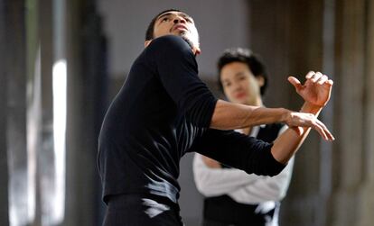 La bailarina y coreógrafa Yoko Taira en dueto con Allan Falieri en varios ámbitos del museo Reina Sofía, como la galería del edificio Sabatini.