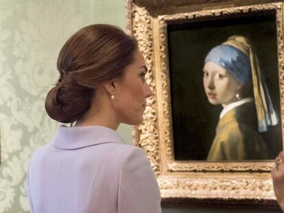 Kate, duquesa de Cambridge observa "La joven de la perla", Vermeer durante una visita a la Mauritshuis en La Haya.