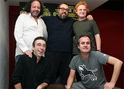 Detrás, Álex de la Iglesia, entre Manuel Tafallé (a la izquierda) y Enrique Martínez, productor y protagonistas de <i>Dos hombres sin destino</i>. Delante, Pepón Montero (a la izquierda), director de la obra y coautor del texto con Juan Maidagán (a la derecha).