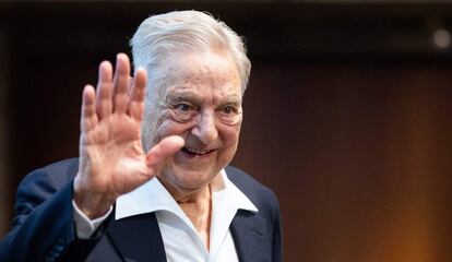  El filántropo y millonario George Soros saluda a la audiencia en el momento en que fue galardonado con el premio Schumpeter 2019 en Viena, Austria, el 21 de junio de 2019.