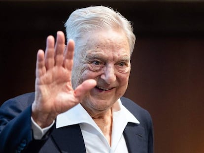  El filántropo y millonario George Soros saluda a la audiencia en el momento en que fue galardonado con el premio Schumpeter 2019 en Viena, Austria, el 21 de junio de 2019.