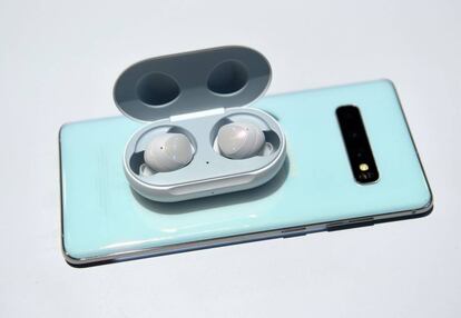 El nuevo Samsung Galaxy S10 cargando sus auriculares inalámbricos