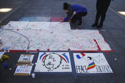 "Paz para París y el mundo" y "Sin miedo" son dos de los mensajes que pueden leerse en estos carteles pintados en el Square Park de Nueva York (EEUU).