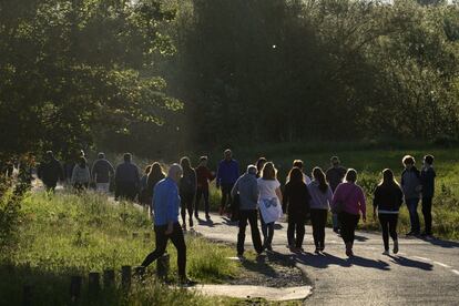 Numerosos ciudadanos recorriendo al atardecer el paseo que circunvala el cerro de Atxa. Una de las zonas del extrarradio que estaban más altamente degradada por vertidos y huertas ilegales. Su recuperación forma parte del Plan de Adecuación Hidráulica y Restauración Ambiental del río Zadorra.