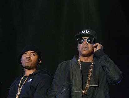 La pelea por el título de ser considerado el rey de Nueva York empezó en 1996. Nas acababa de lanzar el sencillo ‘The Message’, en el que le envía un mensaje a Jay-Z: "Lex with TV sets the mínimum”. El rapero explicó en una entrevista con ‘Complex’ que una vez vio a Jay-Z conducir un Lexus que tenía una televisión incluida. “Me deshice de mi Lexus en ese mismo instante”, dijo. Tras la muerte del rapero Notorious B.I.G en 1997 ambos se comenzaron a disputar el título de heredero de la dinastía del rap. </br> La disputa se intensificó cuando en 2001 Jay-Z publicó el tema ‘Takeover’, dedicado a Nas. La respuesta de este no se hizo esperar y contraatacó con ‘Ether’. “Me dijeron hace mucho que a los fantasmas y espíritus no les gustaba el olor del éter y simplemente quería agredirle con mi arma y llegar a su alma”, declaró entonces Nas. </br> La rivalidad terminó, y en 2005 ambos se subieron al escenario para interpretar juntos ‘I Declare War’ y, en 2006, Jay-Z colaboró con su colega en el álbum ‘Hip Hop Is Dead’.
