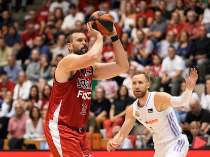 Marc Gasol ante la mirada de Musa durante Girona-Real Madrid de este martes.