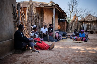 El líder tradicional de Bembeke, en el distrito de Dedza, y su mujer, han ayudado a movilizar a las personas de su comunidad para que se vacunen contra la polio. En su zona, son líderes de opinión muy respetados y al involucrarlos se incrementan las expectativas de llegar a un número más grande de gente.