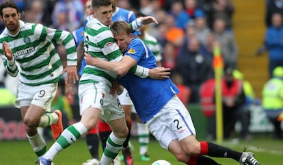 Jogadores disputam a bola no clássico entre Celtic (verde) e Rangers (azul), no último mês de abril pela Copa da Escócia.