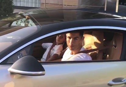 Cristiano Ronaldo conduce su nuevo coche.