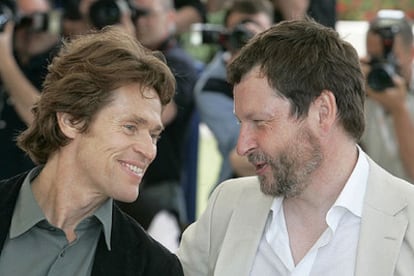 Willem Dafoe, a la izquierda, junto a Lars von Trier, ayer en Cannes.