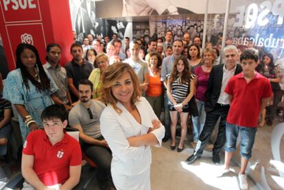 Elena Valenciano (en primer término), con voluntarios de la campaña del PSOE, el pasado miércoles en la sede del partido.