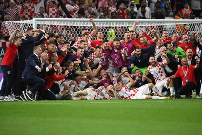 La selección de Croacia celebra el pase a los cuartos de final del Mundial tras vencer a Japón en los penaltis.