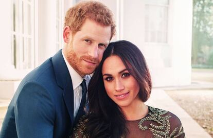 Enrique de Inglaterra y Meghan Markle en una de las fotografías de su compromiso oficial.