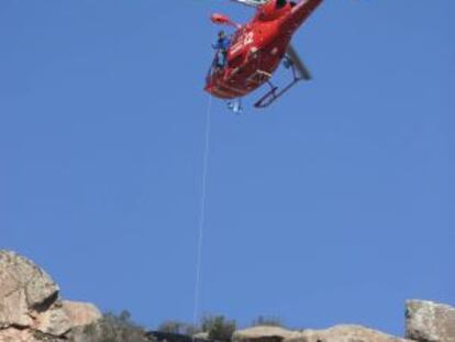 Los bomberos rescatan a un escalador en la sierra madrile&ntilde;a. 