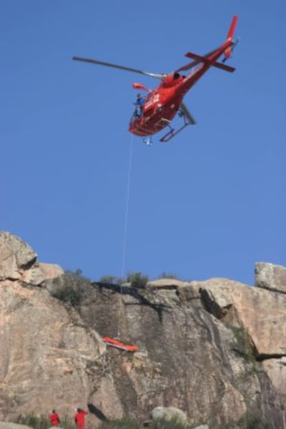 Los bomberos rescatan a un escalador en la sierra madrileña.
