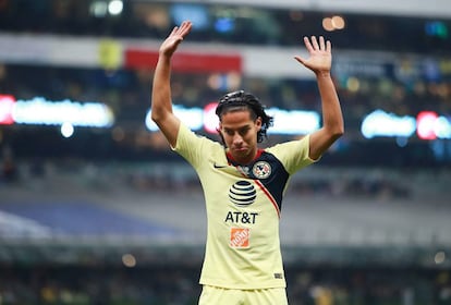 Lainez, durante un partido con América.