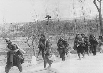 Una columna de soldados rebeldes se dirige a ocupar Teruel en febrero de 1938.