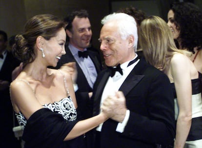 Isabel Preysler (i) junto al modista Giorgio Armani (d) durante la inauguración en el Museo Guggenheim de Bilbao de una exposición con diseños del modista, en 2001.