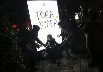 Jovem é acudida por fotógrafos após passar mal com os efeitos das bombas de gás jogadas pela Polícia Militar contra os manifestantes que gritavam 'Fora Temer' em São Paulo.