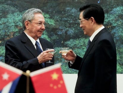 Raúl Castro y su homólogo chino, Hu Jintao, en el Palacio del Pueblo en Pekín.