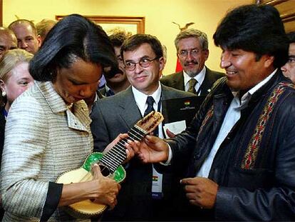 Rice toca el charango forrado de hojas de coca, regalo de Evo Morales, ayer en Valparaíso.