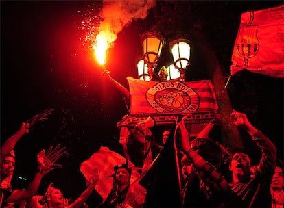 Junto a la luz roja producida por una bengala, una bandera del grupo ultra barcelonista, los Boixos Nois, y una bufanda contra el Real Madrid.