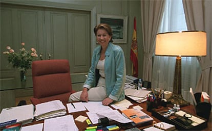 Magdalena Álvarez posa en su despacho del Ministerio de Fomento al final de la entrevista.