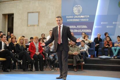 El 'lehendakari' Urkullu se dirige a los asistentes al acto del Ejecutivo en Vitoria.