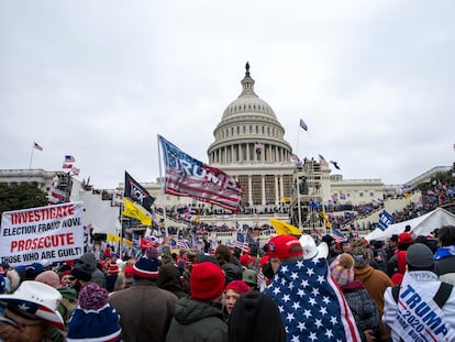 Seguidores de Donald Trump, en el exterior del Capitolio, el 6 de enero de 2021.