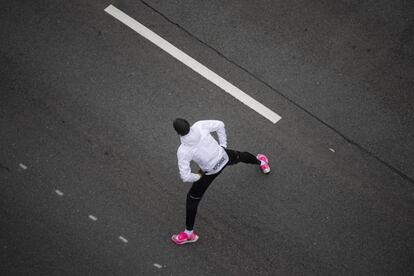 También se ha perfeccionado la toma de líquidos en los avituallamientos y no se ha anunciado aún ningún tipo de control antidopaje. En la imagen, Kipchoge hace ejercicios de calentamiento antes de comenzar el maratón, este sábado en Viena.