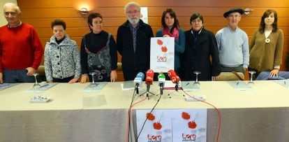 Ane Muguruza sostiene el cartel de la ofrenda floral en homenaje a su padre y a Santi Brouard, junto a Edurne Brouard, y familiares y amigos.