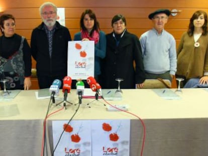 Ane Muguruza sostiene el cartel de la ofrenda floral en homenaje a su padre y a Santi Brouard,  junto a Edurne Brouard, y familiares  y amigos. 