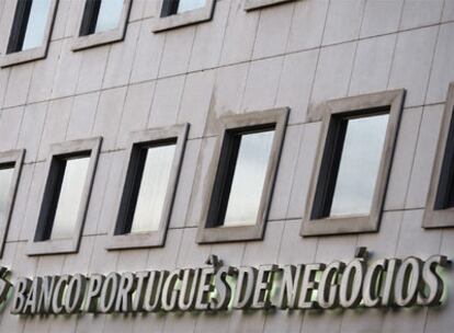 Fachada de la sede central del Banco Portugués de Negocios en Lisboa.