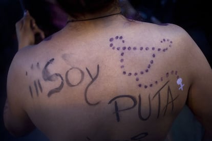 Muchas mujeres optaron por salir desnudas a las manifestación con lemas pintados sobre su cuerpo.