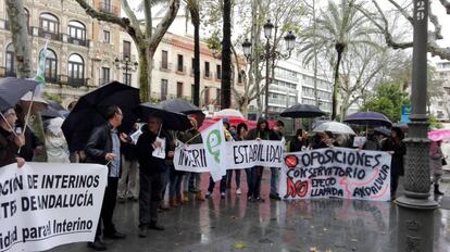 Decenas de interinos se concentran en Sevilla contra la &quot;incertidumbre&quot;.