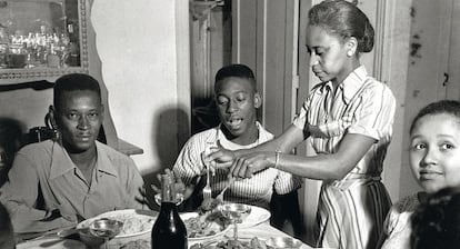 En una comida junto a su familia, justo en 1958, a&ntilde;o en que jug&oacute; con Brasil por primera vez. 
 