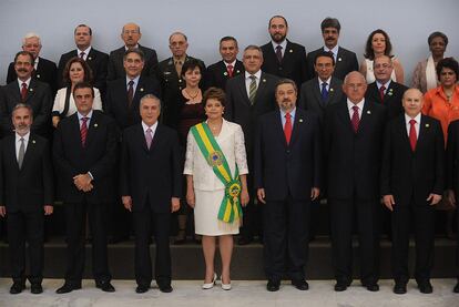 La nueva presidenta de Brasil posa con los ministros de su gabinete para la foto oficial.