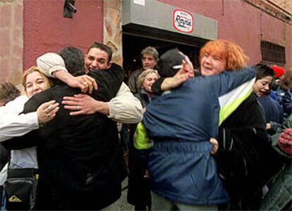 Un grupo de vecinos del barrio madrileño de Vallecas celebra el segundo premio.