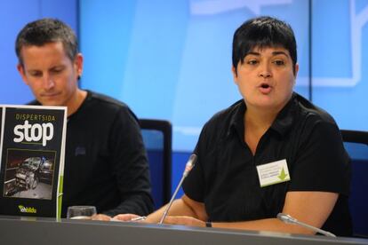 Dani Maeztu y Maite Beitialarrangoitia, en la rueda de prensa en el Parlamento vasco.